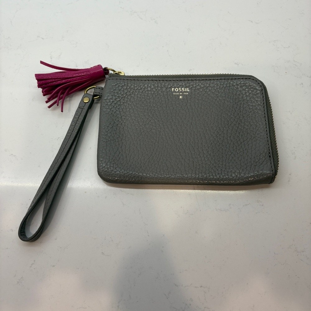 Fossil Corner Zip Wristlet w/Fushia Tassel
